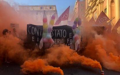 Manichini Salvini-Meloni a corteo