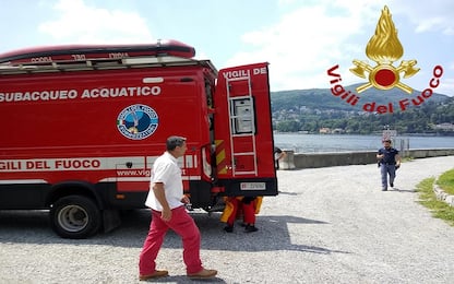 Lago di Como, si tuffa in acqua per la fine della scuola: muore 15enne