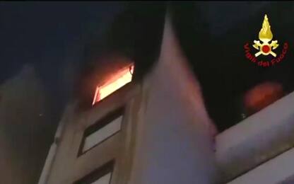 Catania, palazzo in fiamme a Librino: residenti in salvo