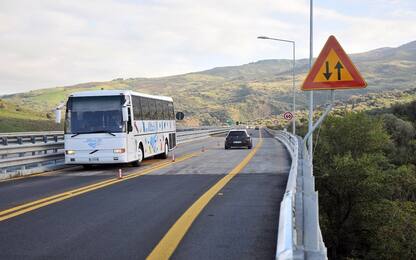 Auto cade dal cavalcavia sulla A19 e finisce in acqua, un morto