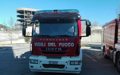 Auto contro muro casa, inagibile abitazione