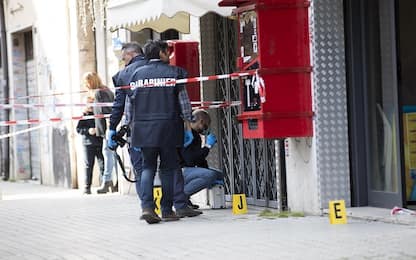 Roma, spari davanti a un bar a Cinecittà: due feriti