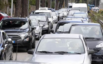 Castellammare, crolla costone sulla ex statale 187: traffico deviato
