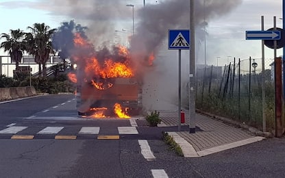 Fiumicino, autobus del trasporto pubblico in fiamme: nessun ferito