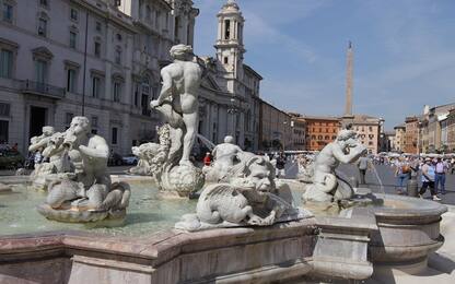Roma, ruba le monete dalla fontana di Piazza Navona: 550euro di multa