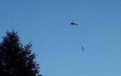 Elicottero smonta tralicci a Bolzano