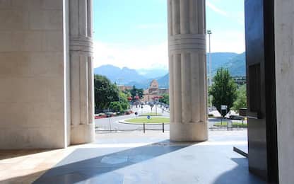 Cade lastra da monumento Vittoria a Bolzano, nessun ferito