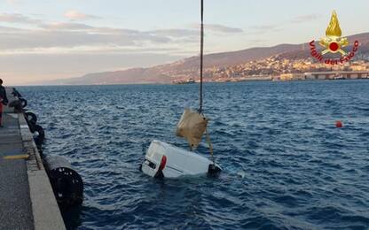 Furgone parcheggiato finisce in mare a Trieste