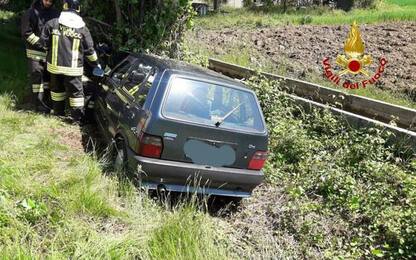 Incidenti stradali: auto contro albero, un morto