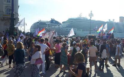 Gay pride: migliaia di persone sfilano a Trieste
