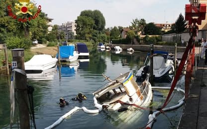 Barca affonda in fiume Ausa, recuperata da vigili fuoco