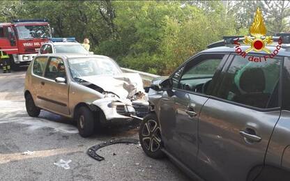 Incidenti stradali: frontale tra due auto, morta donna
