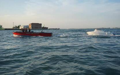 Barca urta briccola nella Laguna di Venezia, ragazzina morta