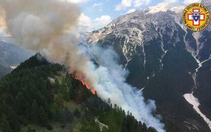 Incendi: fiamme sopra Cortina, esplosi residuati bellici