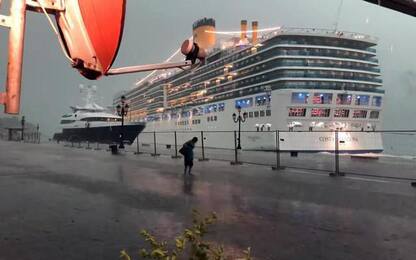 A Venezia nave da crociera sbanda e sfiora banchina e yacht FOTO e VIDEO