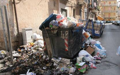 Palermo, la spazzatura continua a bruciare: disagi per i cittadini