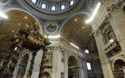 Getta a terra un candelabro della basilica di San Pietro: arrestato