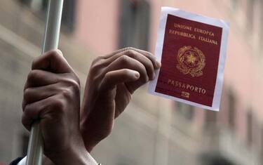 stranieri_passaporto_ansa