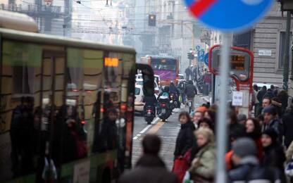 Infastidisce i passeggeri su un autobus a Milano, denunciato