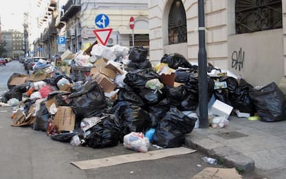Continua l'emergenza rifiuti a Palermo, ancora roghi per le strade