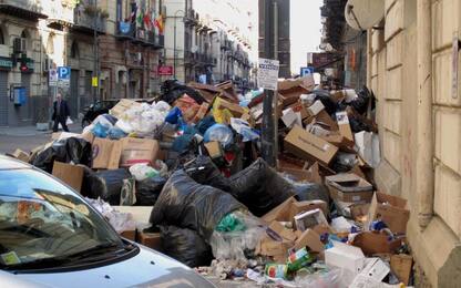 Palermo, emergenza rifiuti: spazzatura bruciata per strada