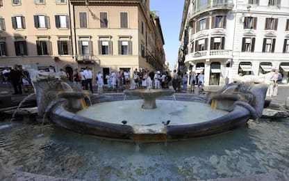 Roma, la sindaca Raggi studia provvedimento contro i turisti vandali