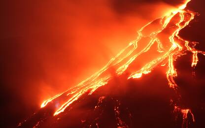Etna, eruzioni dal nuovo cratere di sud-est: colate in alta quota