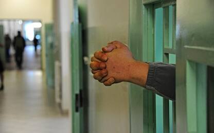 Detenuto del carcere di Ivrea scaglia sedie e scrivanie contro agenti