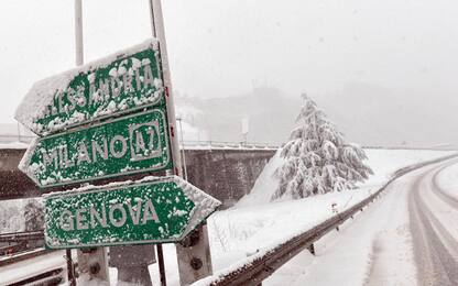 Gelo in Liguria: fitta nevicata su Genova, voli cancellati e dirottati