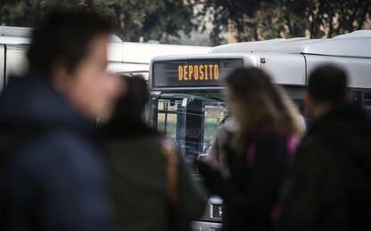 Torino, autobus in fiamme in centro: illesi i passeggeri