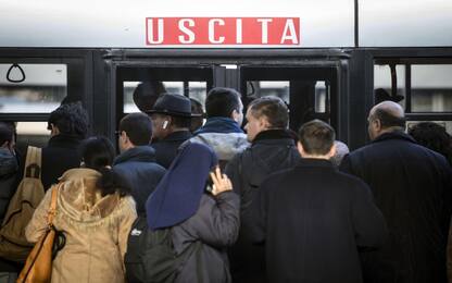 Torino, aggressione su bus: passeggero distrugge il vetro della cabina