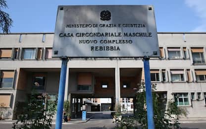 "Favori a un detenuto", arrestate due guardie penitenziarie a Roma
