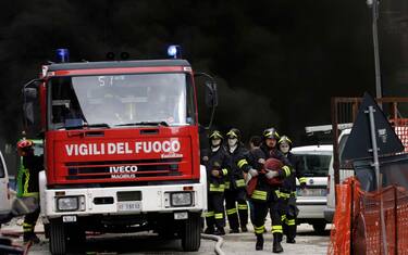 Pavia, legname su camion prende fuoco sull'autostrada A21