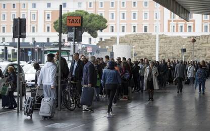 Roma, sorpreso a rubare minaccia carabinieri con cesoia: arrestato