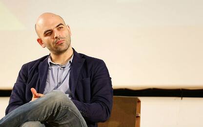 La provocazione di Saviano: "Mi candido a premier per il M5S"