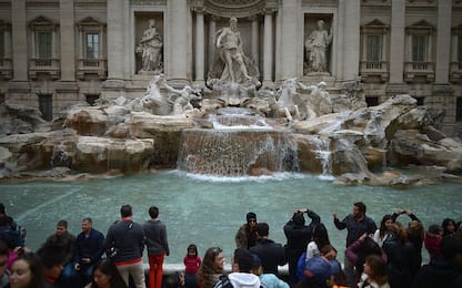 Roma, provano il bagno nella Fontana di Trevi: fermati e multati
