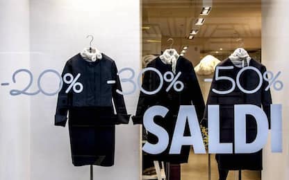 Saldi invernali al via: ogni famiglia spenderà in media 330 euro