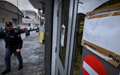 Torino, rapinano ufficio postale e riescono a scappare: ricercati 