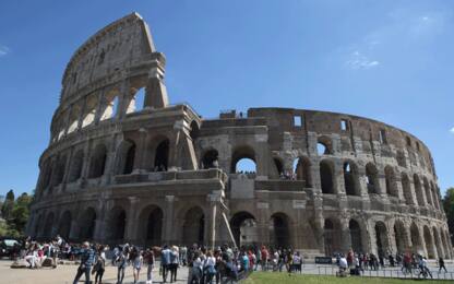 Roma, si arrampicano sui cancelli del Colosseo e cadono: un ferito