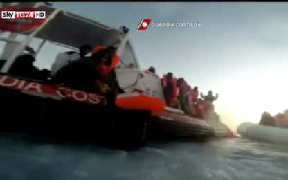 Migranti, panico durante salvataggio vicino alle coste libiche. VIDEO