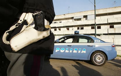 Napoli, rubano scooter e poi si schiantano contro l’auto della polizia