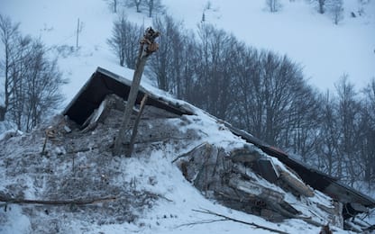 Rigopiano, primi funerali. Il parroco: non si può morire di turbina