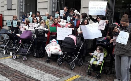 Biella, flash mob delle mamme per il diritto all'allattamento