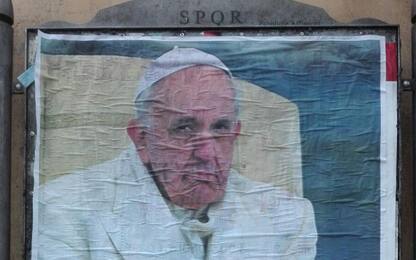 Roma, affissi manifesti anonimi contro Papa Francesco