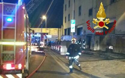 Palazzo in fiamme a Firenze, inquilini in fuga sul tetto: tutti salvi