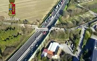 Le immagini dall'alto del ponte crollato sull’A14: VIDEO