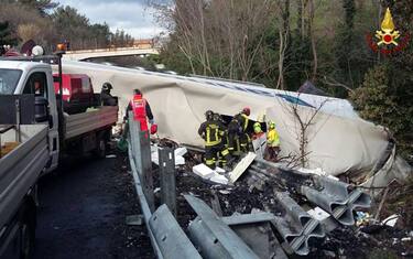 Liguria, tir travolge operai sulla A10: due morti. Arrestato l'autista