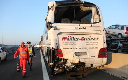 Bologna, scontro pullman-tir sull'autostrada: diversi feriti