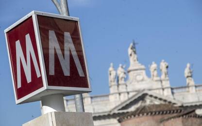 Roma, tenta di usare un estintore in metro: arrestato