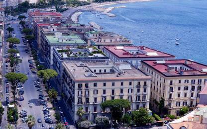 Napoli, sommozzatori ripuliscono i fondali di Riva Fiorita a Posillipo